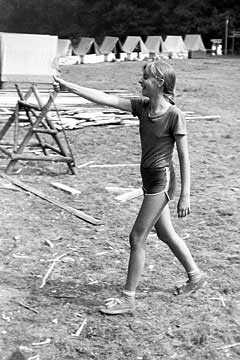 Disciplína převzatá ze záchytky, úkolem je dojít k terči poslepu (Helča 1986)