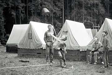 Házet se dá ledasčím, třeba papírem (Slon 1987)