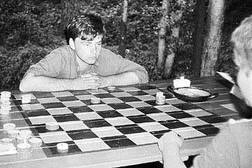 Na Nouzově nechybí hráčské doupě Kosa úspěšně odíral zákazníky při dámě (1989)