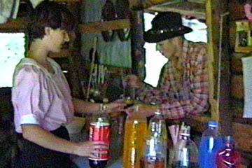 Bar v Dodge City - Ještěrka obsluhuje Lasseho (1998)