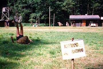 V 90. letech známá disciplína kotouly s batohem na zádech (1998)