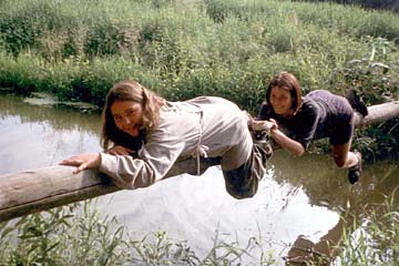 Překonávání náhonu po kládě (1999)