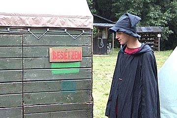 Slon zkoumá cedulku na Blonďákově "kouzelném stanu" (2002)
