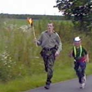 přenos olympijské pochodně na tábořiště