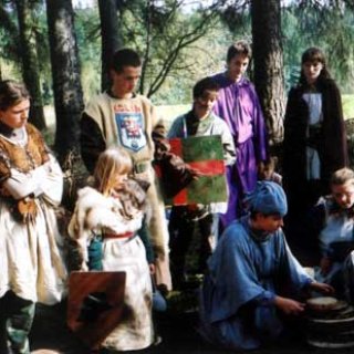 Průzkumníci plní úkoly během putování za pokladem.