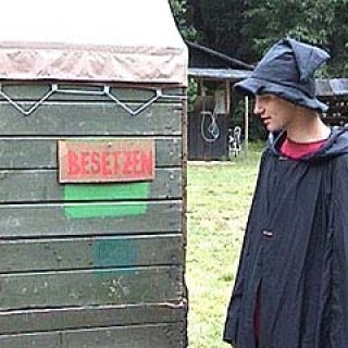 Slon zkoumá cedulku na Blonďákově kouzelném stanu