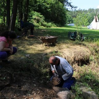 těžení zásypového materiálu z naplavenin potoka