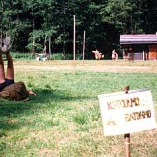 V 90. letech známá disciplína kotouly, s batohem na zádech