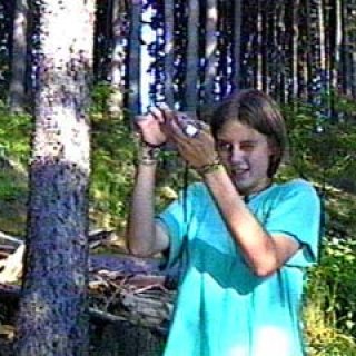 Eliška měří azimut vzdáleného stromu