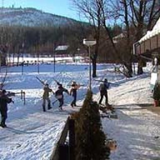 Každodenní cesta s lyžemi na svah