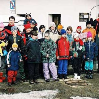 Závěrečná fotografie ukazuje prořídlé řady lyžařů