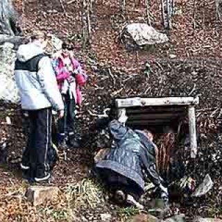Záškrt nabírá vodu ze studánky