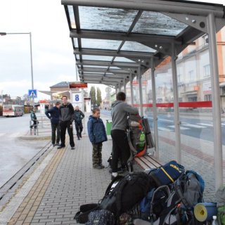 Čekáme na autobus v Sokolově