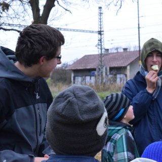 Podívejte, jak hezky jí jabko!