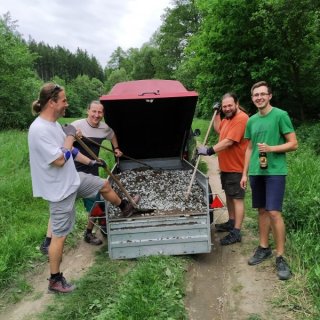 Štěrkovací četa - lopaty, štěrk a zasloužené pivo 