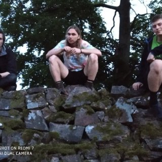 Děti u ohně, vedoucí na hradbách