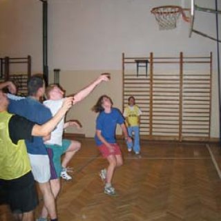 Taková normální akcička. Jak vidno, nejlépe je pod košem, tam je volno.