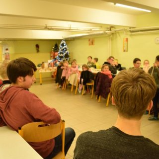 je nás tu plná jídelna