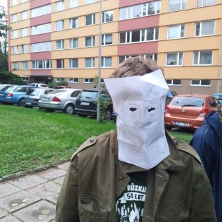 Pan profesor (jediný s nakreslenou maskou)