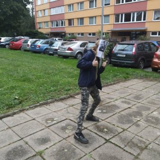 Chráněn před podezřívavými pohledy místních