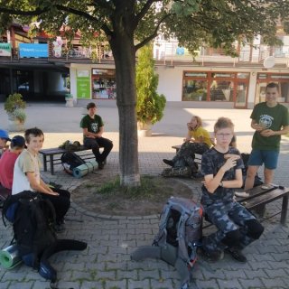 Odpočinek na náměstí v Třemošnici (Bofik je ještě vzhůru))