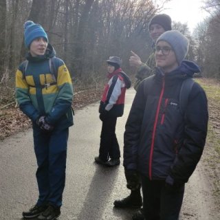 koukají jak děti se schovávají