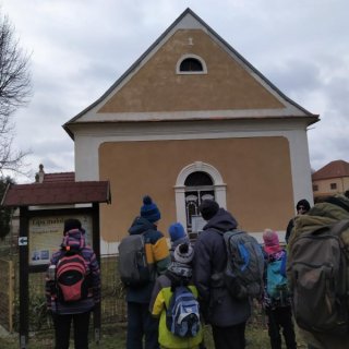 Zastavení před toleranční modlitebnou v Hořátvi
