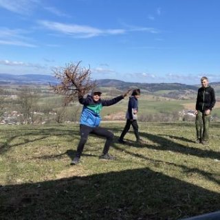 gymnastika se stromem