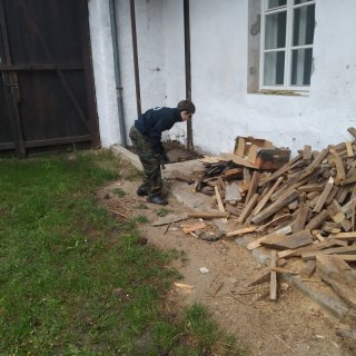 Hák očišťuje dřevo od hřebíků