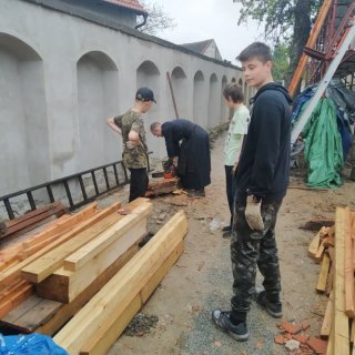 Porcování trámů (pilu obsluhuje P. Jakub)