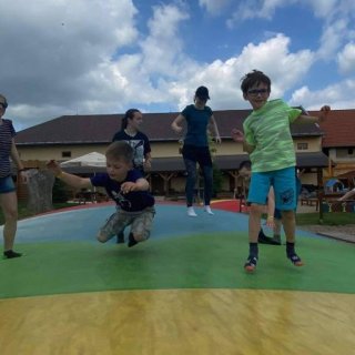sranda na trampolíně