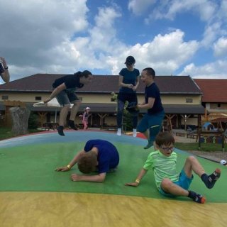 sranda na trampolíně