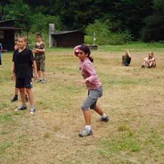 Sportovní děvče, to je dneska moderní. A míčové hry, to fakt, letí.