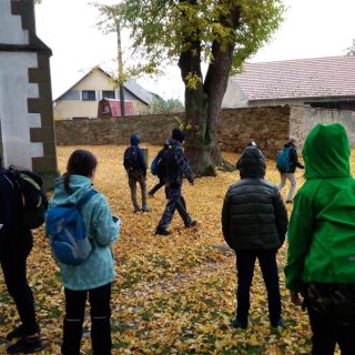 klasická pauza u kostela