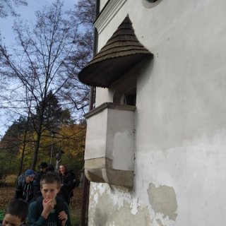 Venkovní kazatelna na kostele sv. Jana Křtitele