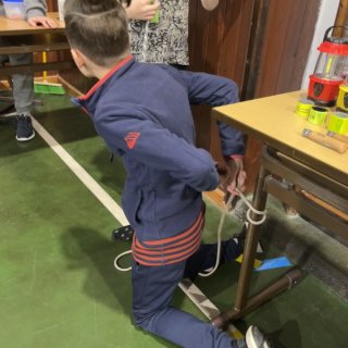 vázání za zády