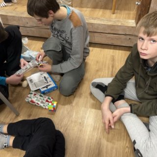 rozbalování dárků
