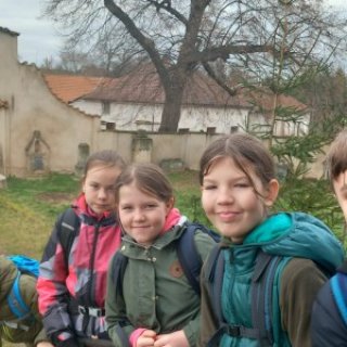 čekání na vstup do kostela