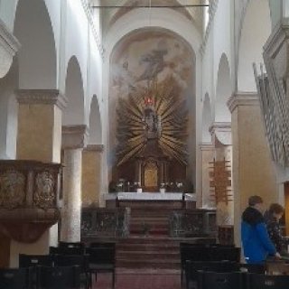 V kostele