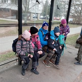 Čekání na MHD na zastávce