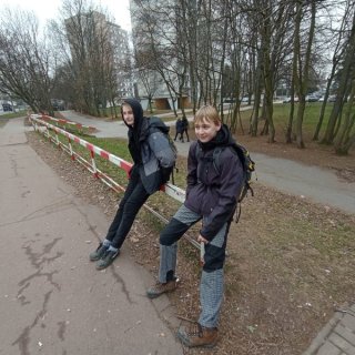 Čekání na MHD před zastávkou