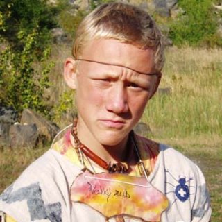 Statečný bojovník kmene zamyšlen.