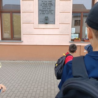 Tříska obdivující bustu Aloise Rašína