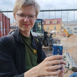 Vedoucí výpravy je očividně nadšen lahodným mokem