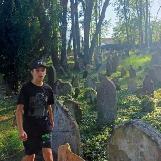 Na hřbitově