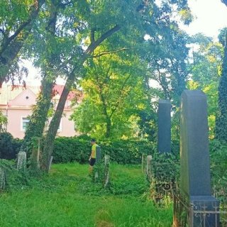 Na hřbitově