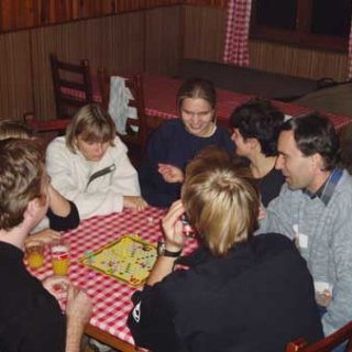 Skoro jak doma u rodiného krb, jen ta rodina je nějaká divná.