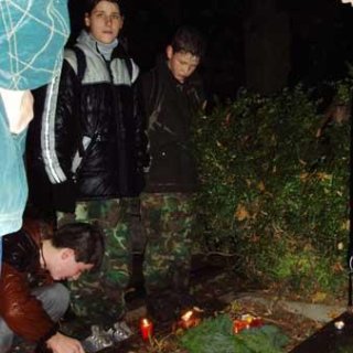 Průzkumníci jsou asi jediní, kdo chodí k tomuto hrobu neznámého vojína.