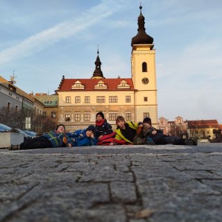 Veverky a Luskouni rozvalení na náměstí