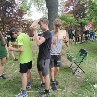 Tři chlapci hledící do zrcadla - kdo to kdy viděl?